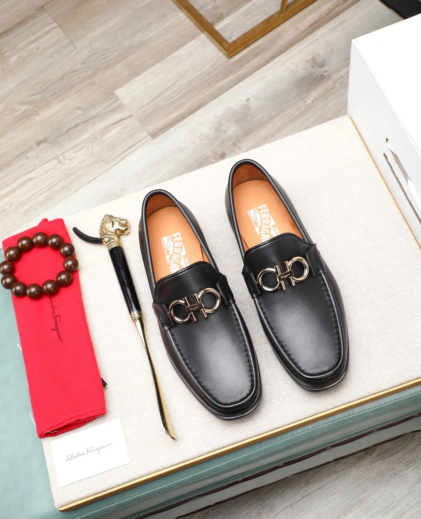 Men's clothing and shoes 💰700📛📛High-end goods! Salvatore Ferragamo is the world's top luxury footwear brand. It comes from Italy, the kingdom of fashion. It is famous all over the world for its traditional handmade design and novel styles... 🚶🏻🚶🏻 Top-quality suit shoes are sold simultaneously at the counter. This style is purely handmade. The fabric is imported Italian calfskin➕soft water-dyed cowhide lining. Specially available with original deep rubber outsole🌀🌀Size: 38➖44
